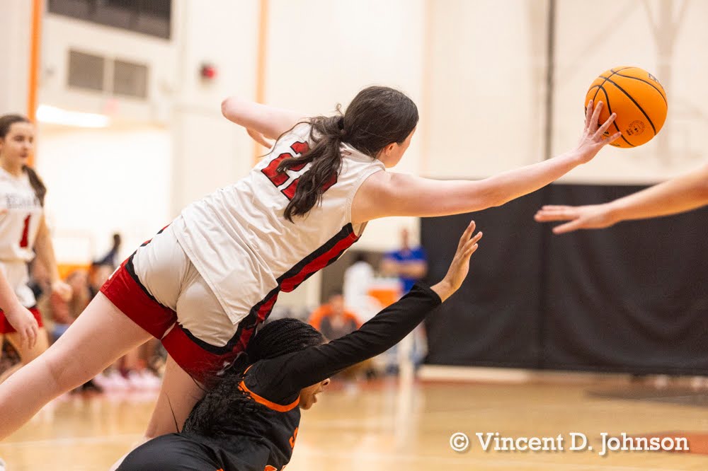 Lily Porter passing to her teammates (Credit: Vincent D. Johnson)