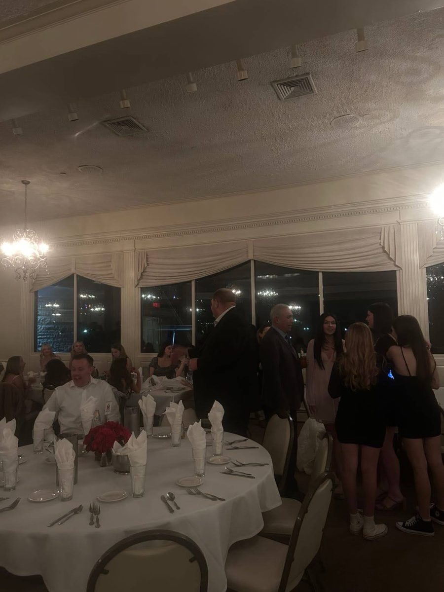 A crowd mingles at the dance at Palos Country Club